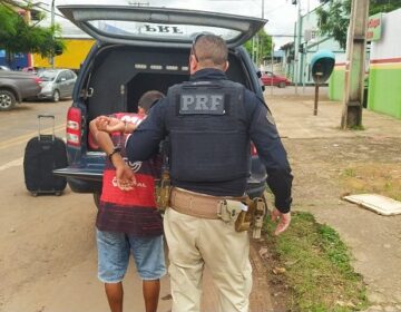 Ferida em assalto, vítima pede socorro na beira da estrada; suspeito é preso