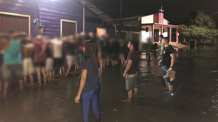 Polícia prende 26 pessoas em festa clandestina na enchente