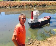 Réplica de navio no Beirol é obra de taxista artista