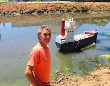 Réplica de navio no Beirol é obra de taxista artista