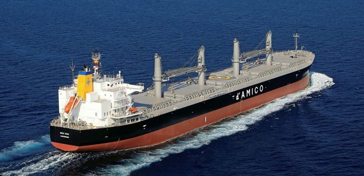 Navio com indianos atraca no Amapá para troca de tripulação