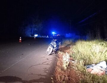Motociclista morre após invadir a contramão e colidir com carro