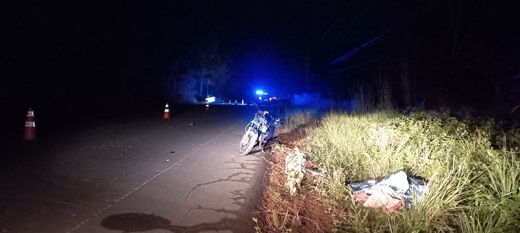 Motociclista morre após invadir a contramão e colidir com carro