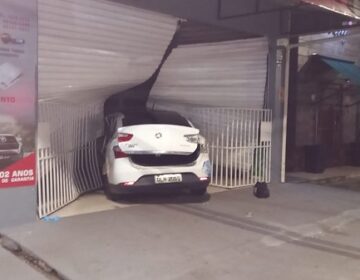 Alcoolizado e sem CNH, motorista invade loja