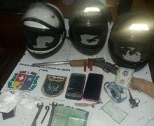 Policial tem casa invadida e luta com bandidos para defender esposa e filha