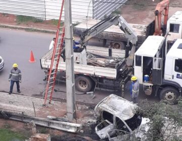 Carro incendeia ao colidir com poste