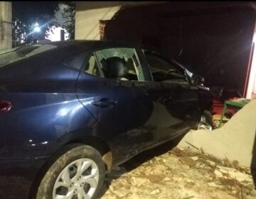 Após ter casa invadida por carro desgovernado, família quer reparação