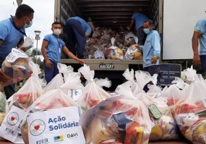 Famílias afetadas pela pandemia recebem cestas básicas