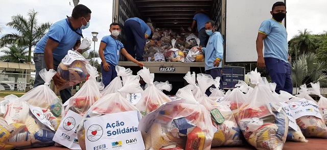 Famílias afetadas pela pandemia recebem cestas básicas