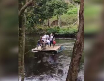 Equipe de saúde usa jangada para vacinar comunidade isolada