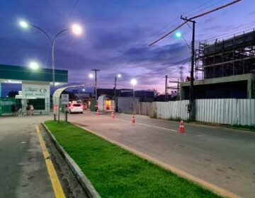 Atacarejo é acusado de invadir residencial e obra vira caso de polícia