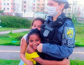 Policial se emociona com abraços durante operação