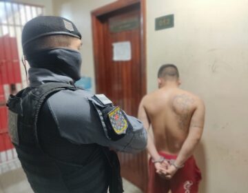 De tornozeleira eletrônica e drogas no bolso, detento cruza com a Força Tática