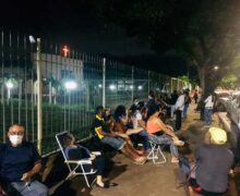 Em Macapá, idosos passam madrugada na fila para garantir 2ª dose em atraso
