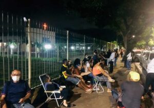 Em Macapá, idosos passam madrugada na fila para garantir 2ª dose em atraso
