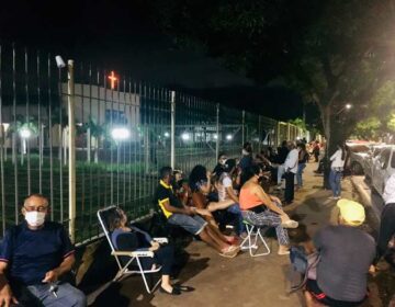 Em Macapá, idosos passam madrugada na fila para garantir 2ª dose em atraso