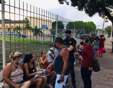 Cadastro não dá certo, filas se formam e vacinação é antecipada