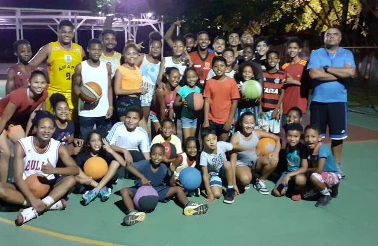 No Curiaú, escolinha de basquete ‘ocupa’ mentes de jovens