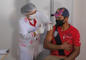Garis recebem primeira dose da vacina contra covid-19 em Pedra Branca do Amapari