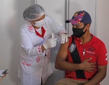 Garis recebem primeira dose da vacina contra covid-19 em Pedra Branca do Amapari