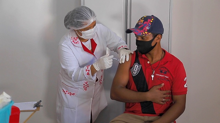 Garis recebem primeira dose da vacina contra covid-19 em Pedra Branca do Amapari