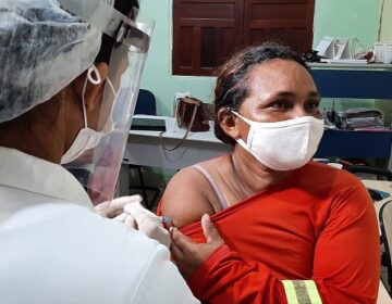 “Fomos lembrados”, celebra gari ao ser vacinada contra covid-19 em Macapá