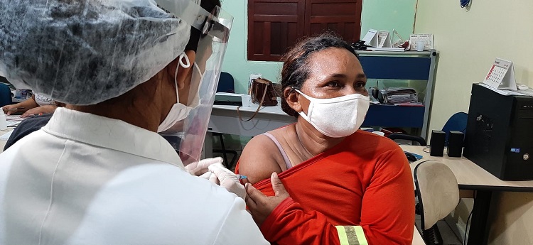 “Fomos lembrados”, celebra gari ao ser vacinada contra covid-19 em Macapá