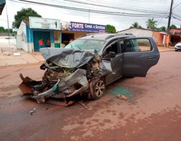 Após noite com travesti, casal rouba carro em motel e colide em veículo de policial