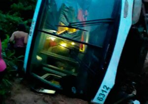Tombamento de ônibus, embriaguez, prisões: o saldo do feriado nas rodovias do Amapá