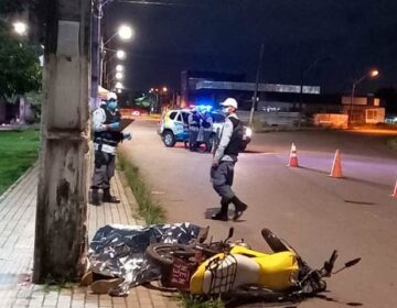 Motociclista tem morte instantânea ao se chocar contra poste