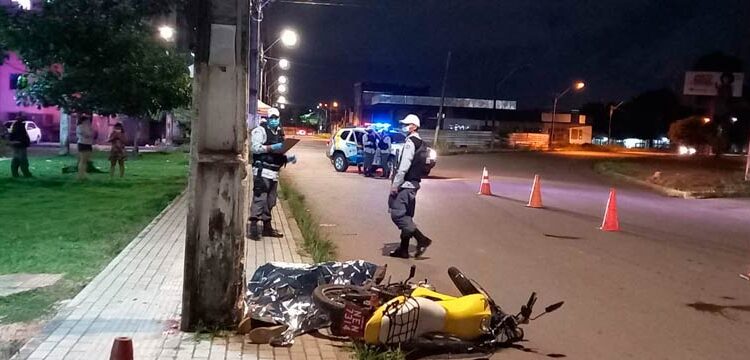 Motociclista tem morte instantânea ao se chocar contra poste