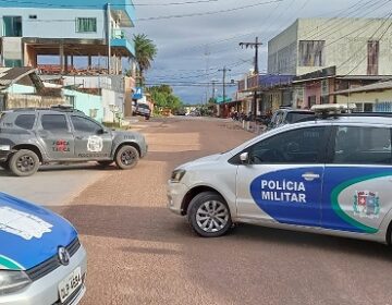 Assaltante aponta arma para a cabeça da refém em farmácia