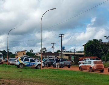 Cansados da lama e buracos, moradores fecham BR-210