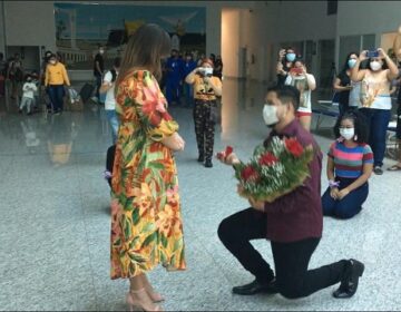 “Sim”: o surpreendente pedido de casamento no aeroporto de Macapá