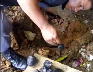 VÍDEO: PM acha drogas em cano de privada