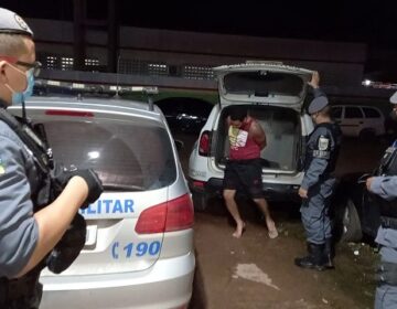 Homem preso com arma e dinheiro diz não saber como drogas apareceram em seu carro