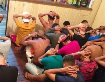 PM flagra 65 jovens aglomerados em festa em área de pontes