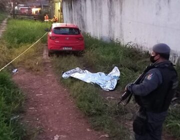 Moradores escutam tiros e encontram desconhecido ferido no chão