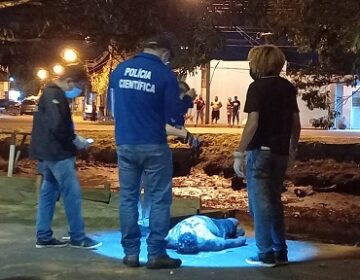 Ferido em assalto, homem cai em canal e morre
