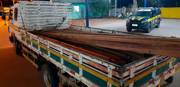 Caminhão do Dnit transportava madeira ilegal