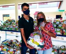 “Ajuda muito”, diz mãe de aluno ao receber merenda no Amapá