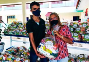 “Ajuda muito”, diz mãe de aluno ao receber merenda no Amapá
