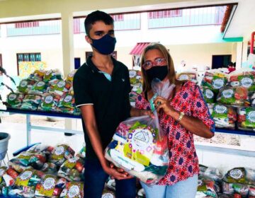 “Ajuda muito”, diz mãe de aluno ao receber merenda no Amapá