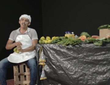 Ator valoriza feirantes e relembra infância em monólogo
