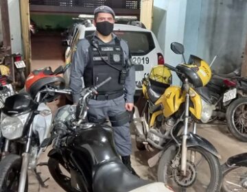 PM descobre esconderijo de quadrilha e motos roubadas