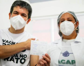 Senador recebe a 1ª dose da vacina contra a covid-19