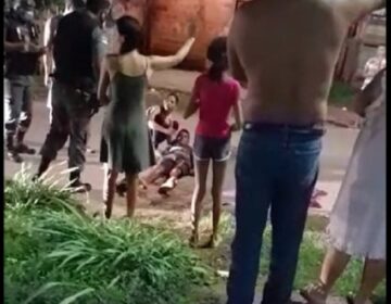 De dentro de carro, atirador acerta cabeça de jovem