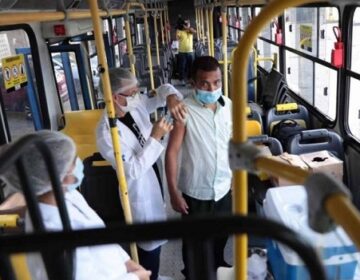 Motoristas e cobradores de ônibus começam a ser vacinados contra covid em Macapá