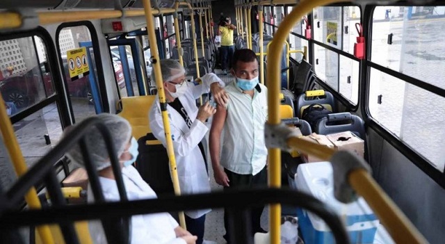 Motoristas e cobradores de ônibus começam a ser vacinados contra covid em Macapá