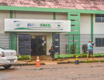 Mulher que ficou presa no Superfácil após expediente usou bengala para sair